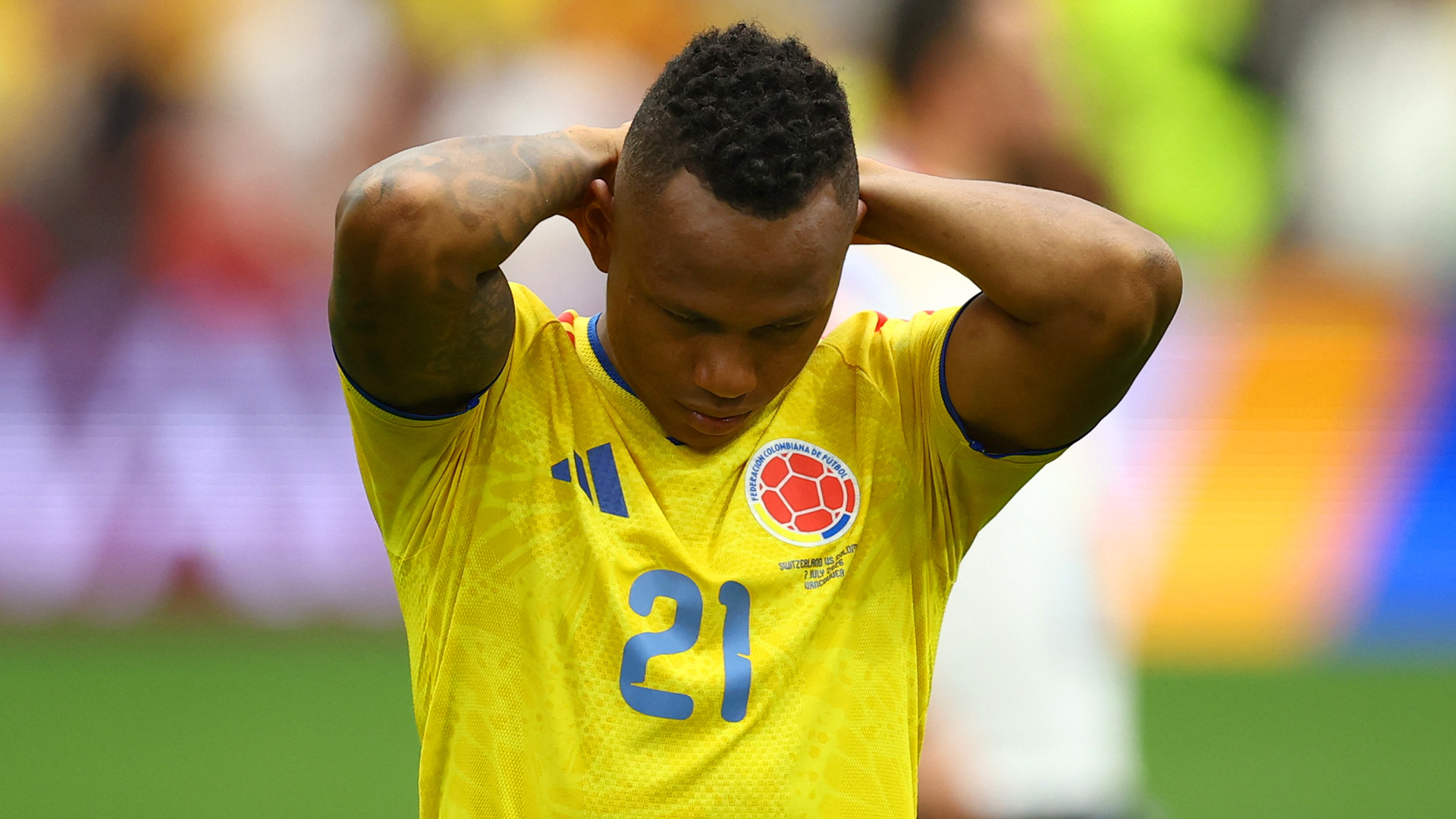 Jaminton Campaz se lamenta durante un partido con la selección Colombia.